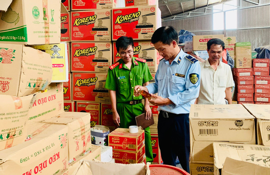 Công tác kiểm tra ATTP sẽ tiếp tục được triển khai nhằm phát hiện, chấn chỉnh, xử lý nghiêm vi phạm. Ảnh: N.N Công tác kiểm tra ATTP sẽ tiếp tục được triển khai nhằm phát hiện, chấn chỉnh, xử lý nghiêm vi phạm. Ảnh: N.N