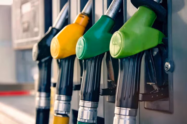 Giá dầu hôm nay đi xuống. (Ảnh: Whichcar).