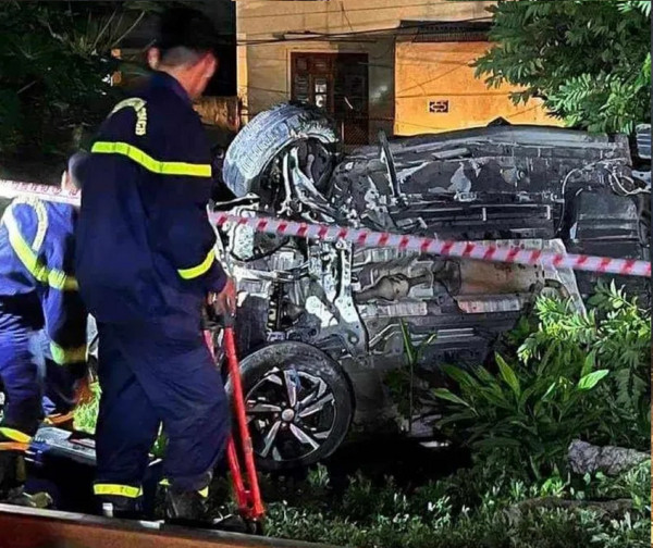 Lực lượng cứu nạn, cứu hộ Công an huyện An Dương tiếp cận hiện trường vụ tai nạn. Lực lượng cứu nạn, cứu hộ Công an huyện An Dương tiếp cận hiện trường vụ tai nạn.