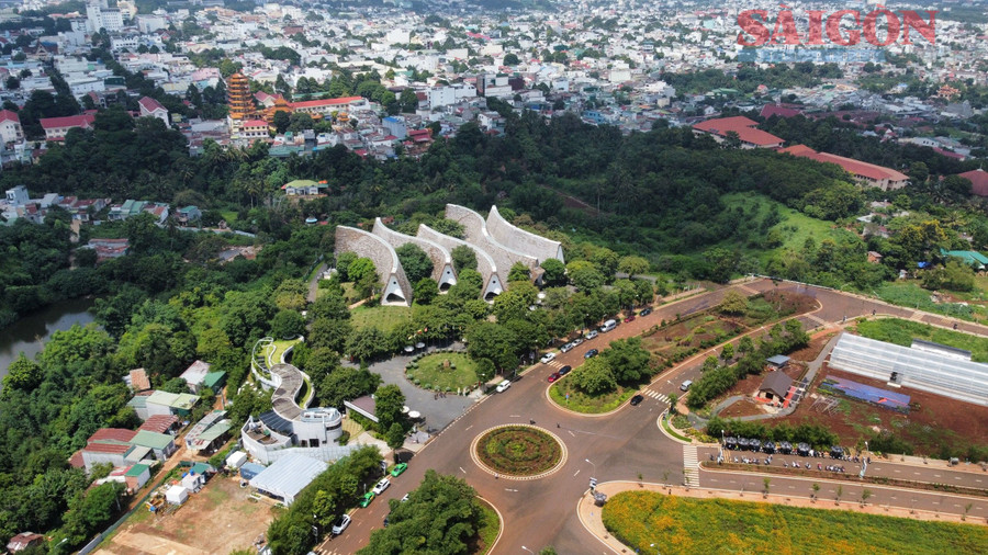 Khu đô thị sinh thái văn hóa, cà phê Suối Xanh đang được Công ty Trung Nguyên triển khai đầu tư. Ảnh: MAI CƯỜNG Khu đô thị sinh thái văn hóa, cà phê Suối Xanh đang được Công ty Trung Nguyên triển khai đầu tư. Ảnh: MAI CƯỜNG
