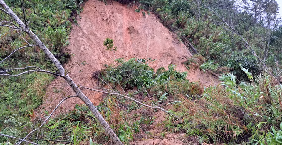 Sạt lở tắc đường Trường Sơn Đông qua xã Ngọc Tem. Ảnh: VP