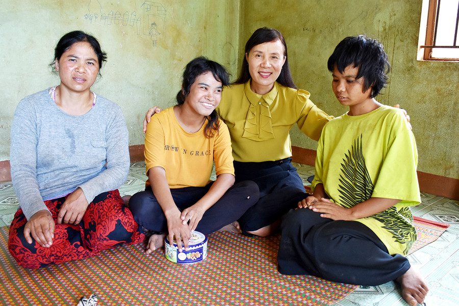 Bà Đào Ánh Hồng (thứ 2 từ phải sang) thăm hỏi em Kpă Nhiên và Kpă Ben. Ảnh: Đ.Y