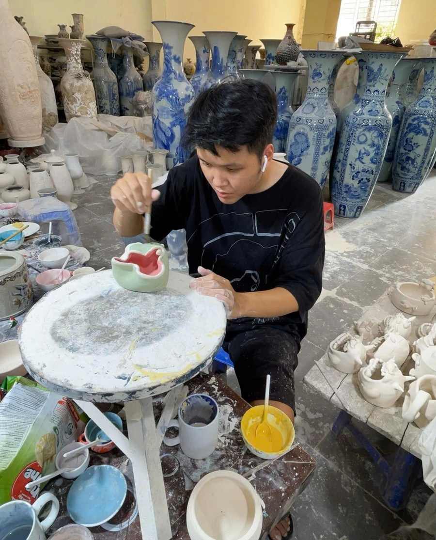 Long hiện đang làm gốm trong một góc nhỏ tại xưởng gốm của gia đình. ẢNH: NVCC Long hiện đang làm gốm trong một góc nhỏ tại xưởng gốm của gia đình. ẢNH: NVCC