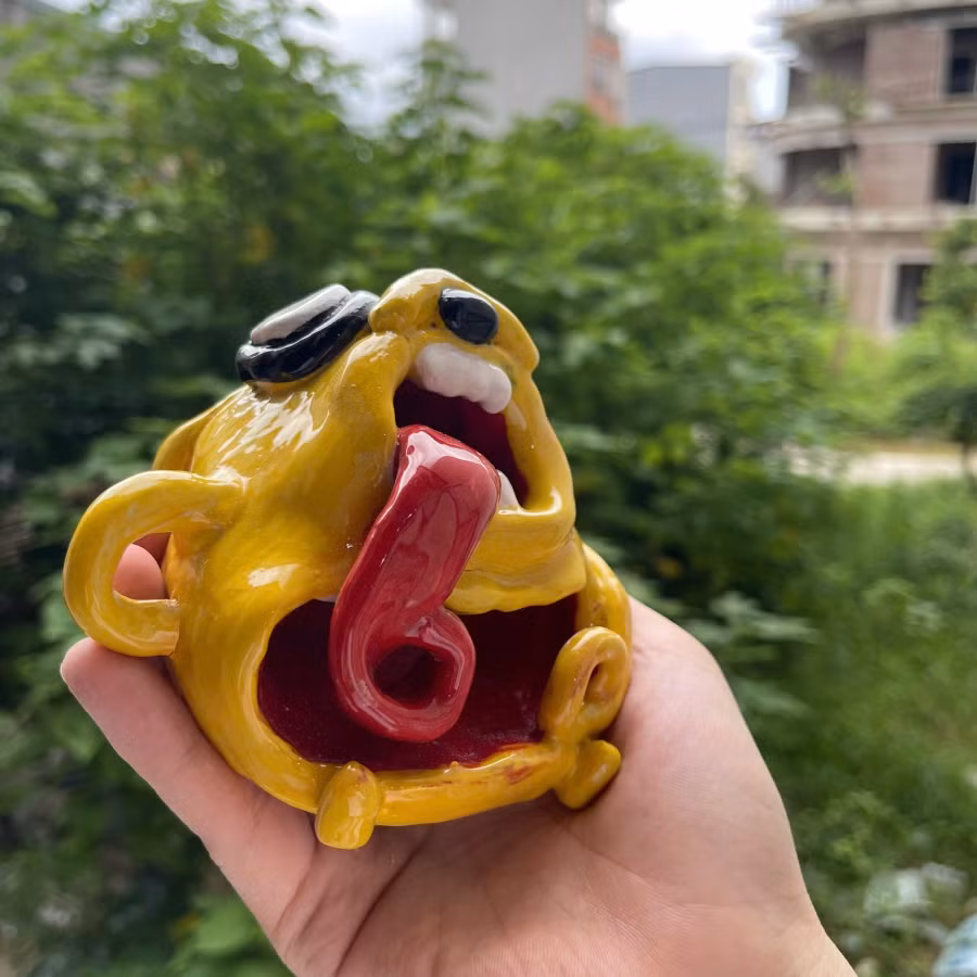 Thu nhập của Long tăng thêm rất nhiều từ ngày theo nghề gốm. ẢNH: NVCC