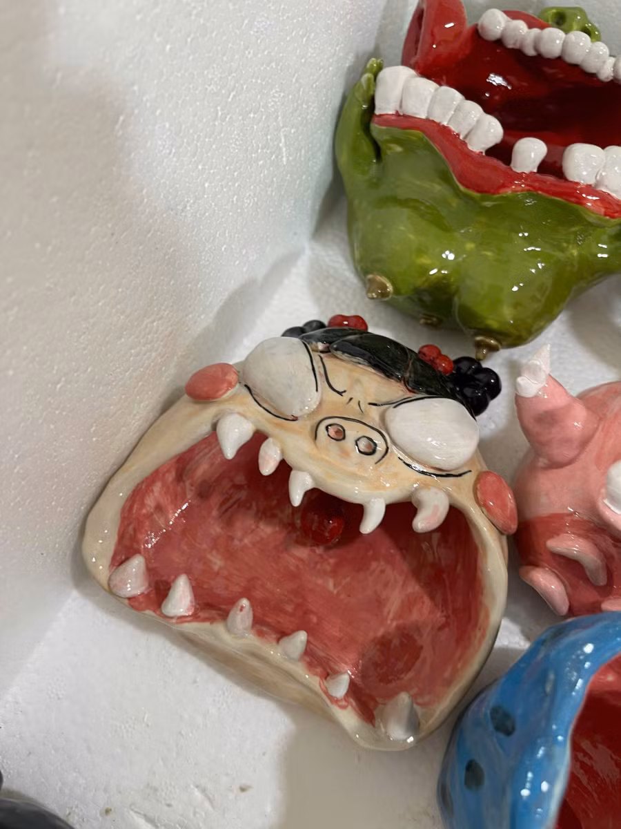 Nhiều bạn trẻ mua món đồ gốm này để làm gạt tàn thuốc hay đựng đồ chấm. ẢNH: NVCC