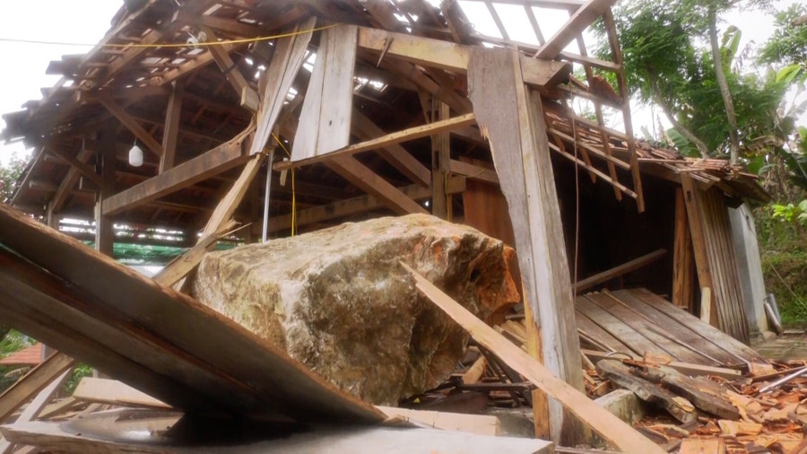 Tảng đá 4 tấn làm sập nhà người dân.