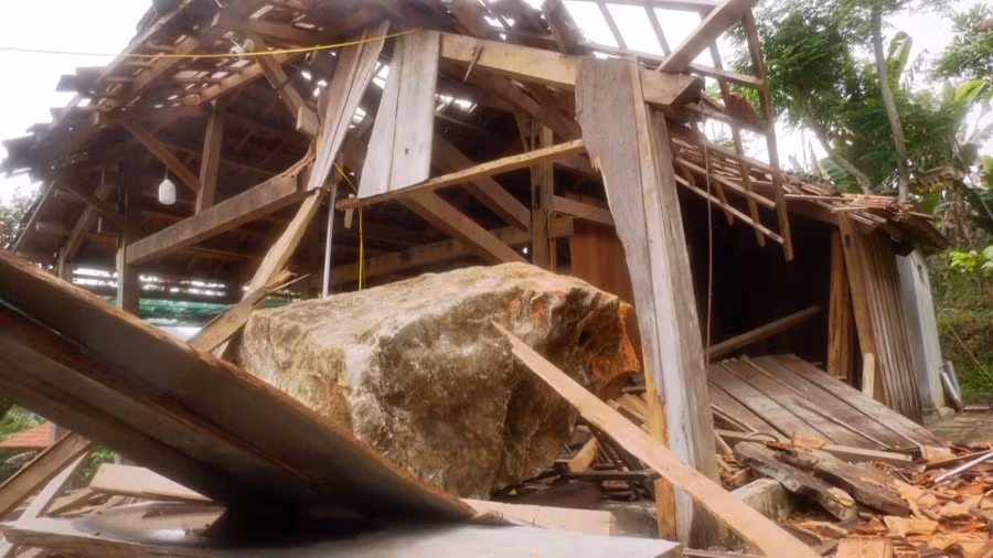 Tảng đá 4 tấn làm sập nhà người dân.
