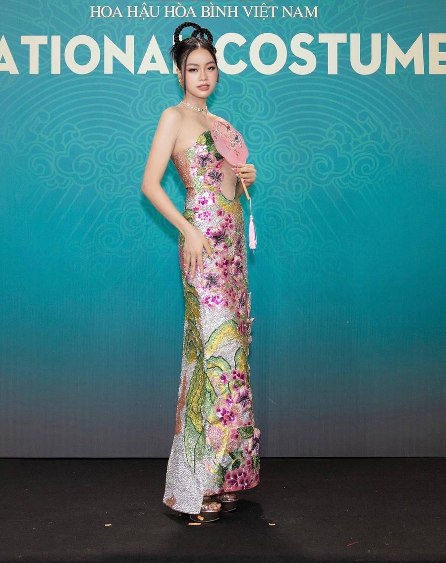 Á hậu Đào Thị Hiền trong trang phục cúp ngực, in hoa nổi bật. Tạo hình của người đẹp làm khán giả liên tưởng đến mỹ nhân Việt thời xưa.