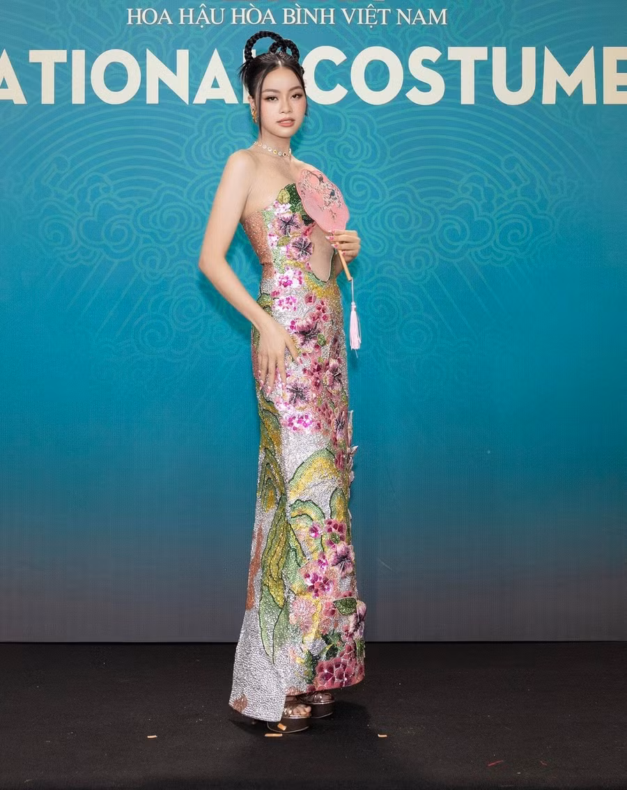 Á hậu Đào Thị Hiền trong trang phục cúp ngực, in hoa nổi bật. Tạo hình của người đẹp làm khán giả liên tưởng đến mỹ nhân Việt thời xưa.