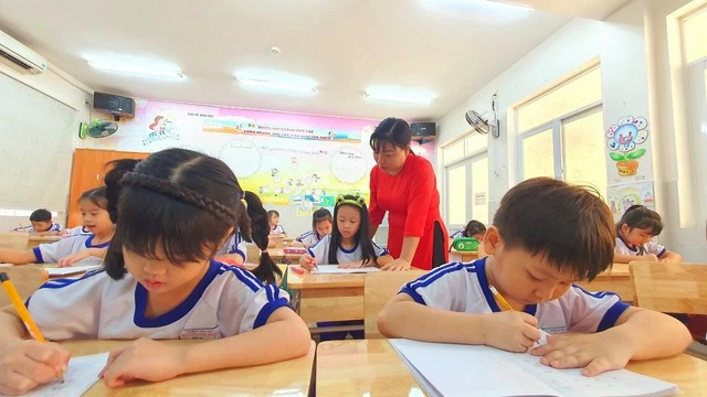 Trẻ lớp 1 tại một trường tiểu học tại TP.HCM trong giờ tập viết. Ảnh: THÚY HẰNG Trẻ lớp 1 tại một trường tiểu học tại TP.HCM trong giờ tập viết. Ảnh: THÚY HẰNG