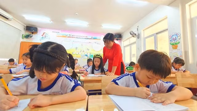 Trẻ lớp 1 tại một trường tiểu học tại TP.HCM trong giờ tập viết. Ảnh: THÚY HẰNG