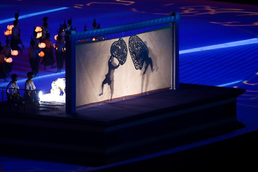 Màn biểu diễn nghệ thuật với tựa đề “Nguồn gốc Khmer” bao gồm 3 chương: Chương 1 là “Sự huy hoàng của Angkor”, chương 2 là “Nụ cười người Khmer” và chương 3 là “Tương lai của Campuchia”. Màn biểu diễn nghệ thuật với tựa đề “Nguồn gốc Khmer” bao gồm 3 chương: Chương 1 là “Sự huy hoàng của Angkor”, chương 2 là “Nụ cười người Khmer” và chương 3 là “Tương lai của Campuchia”.