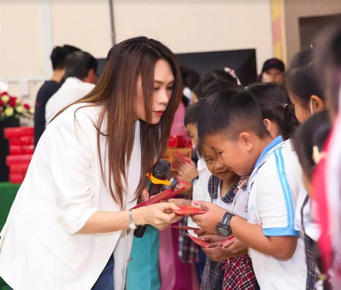 Mỹ Tâm tiết lộ có chồng rồi - Ảnh 3. Cô tặng học bổng cho trẻ em nghèo vượt khó