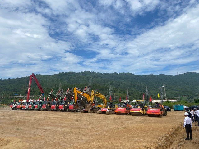 Đà Nẵng: Khai thác cảng Liên Chiểu xứng tầm vị thế cảng biển đặc biệt - Ảnh 3. Khởi công công trình đường nối cảng Liên Chiểu sáng 8.9. ẢNH: NGUYỄN TÚ