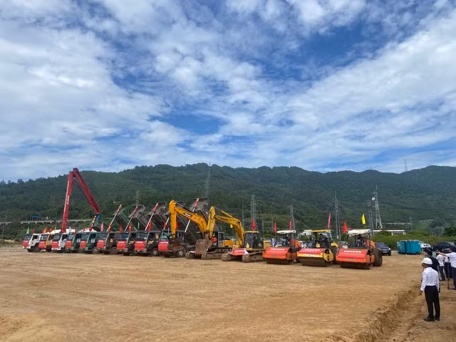 Khởi công công trình đường nối cảng Liên Chiểu sáng 8.9. ẢNH: NGUYỄN TÚ