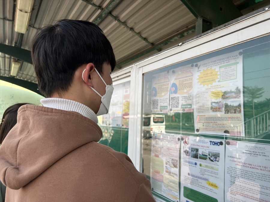 Lao động tìm việc đầu năm tại Khu công nghiệp Thăng Long (Đông Anh, Hà Nội). Ảnh: Hạnh Hương Lao động tìm việc đầu năm tại Khu công nghiệp Thăng Long (Đông Anh, Hà Nội). Ảnh: Hạnh Hương