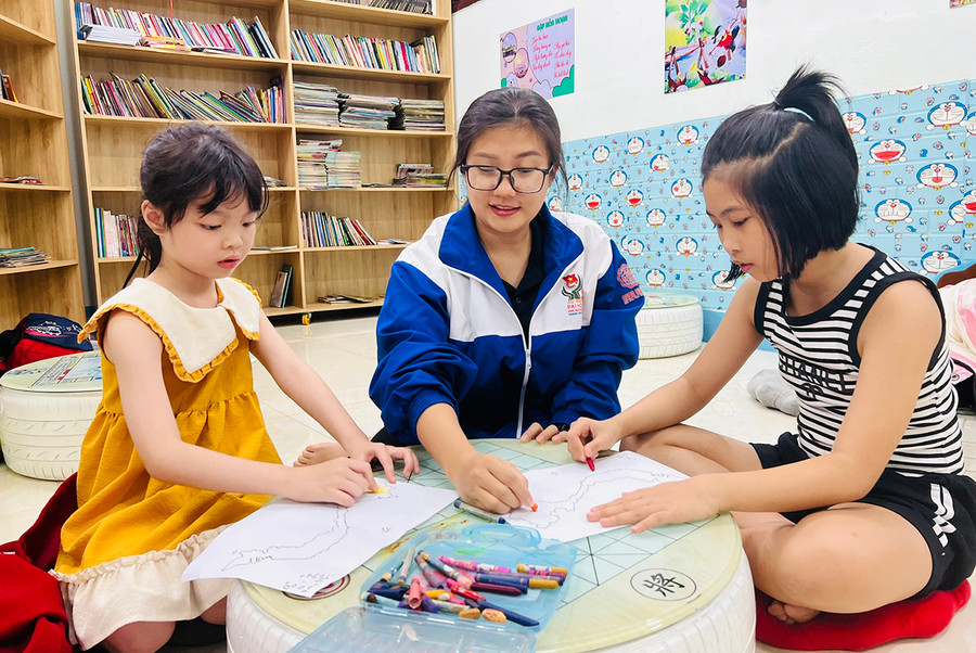 Các em thiếu nhi được hướng dẫn tô màu tranh bản đồ Việt Nam. Ảnh: P.L Các em thiếu nhi được hướng dẫn tô màu tranh bản đồ Việt Nam. Ảnh: P.L