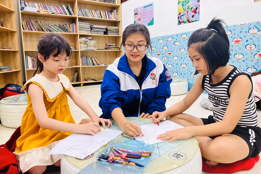 Các em thiếu nhi được hướng dẫn tô màu tranh bản đồ Việt Nam. Ảnh: P.L