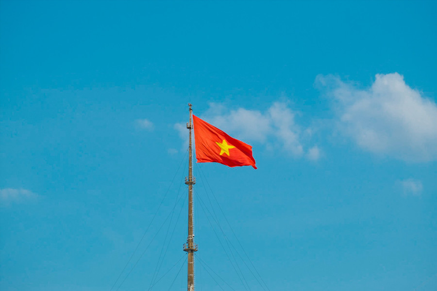 Lá cờ đỏ sao vàng tung bay trên đỉnh Kỳ đài, thể hiện khí phách, niềm tự hào dân tộc. Lá cờ đỏ sao vàng tung bay trên đỉnh Kỳ đài, thể hiện khí phách, niềm tự hào dân tộc.