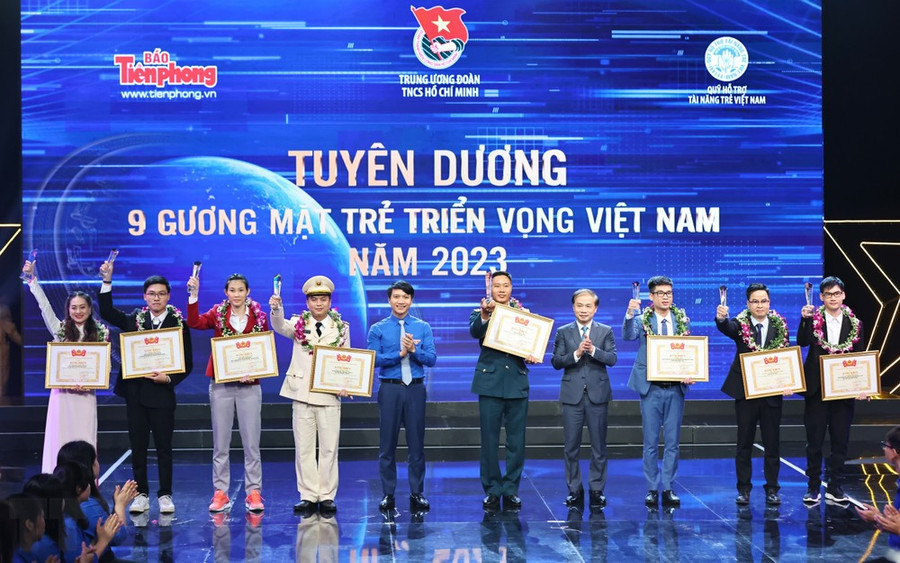Phó Trưởng ban Thường trực Ban Dân vận Trung ương Phạm Tất Thắng và Bí thư Thường trực Trung ương Đoàn, Chủ tịch Trung ương Hội LHTN Việt Nam Nguyễn Ngọc Lương trao cúp và Bằng khen của Trung ương Đoàn tuyên dương 9 Gương mặt trẻ Việt Nam triển vọng Việt Nam 2023. (Ảnh: Minh Đức/TTXVN) Phó Trưởng ban Thường trực Ban Dân vận Trung ương Phạm Tất Thắng và Bí thư Thường trực Trung ương Đoàn, Chủ tịch Trung ương Hội LHTN Việt Nam Nguyễn Ngọc Lương trao cúp và Bằng khen của Trung ương Đoàn tuyên dương 9 Gương mặt trẻ Việt Nam triển vọng Việt Nam 2023. (Ảnh: Minh Đức/TTXVN)