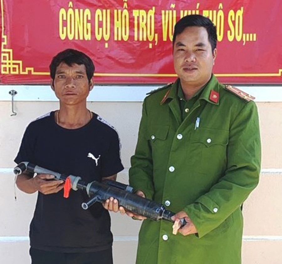 Người dân tự giác giao nộp súng tự chế tại Công an xã An Trung, huyện Kông Chro. Ảnh: Văn Huấn