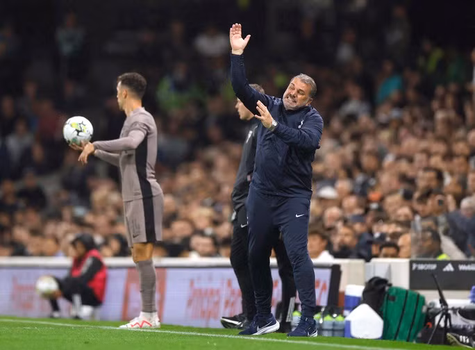 HLV Ange Postecoglu vất vả điều chỉnh lối chơi của Tottenham