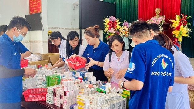 Các thầy thuốc trẻ, sinh viên, đoàn viên, thanh niên chuẩn bị phát thuốc cho người dân. Ảnh ĐOÀN NHƠN PHONG