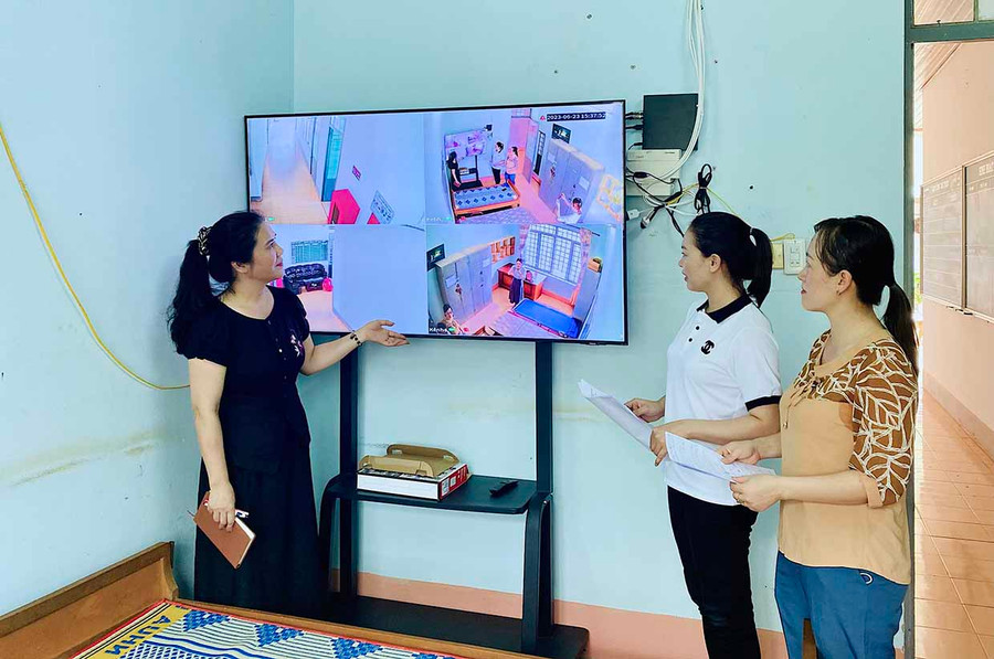 Cô Nguyễn Thị Đông Hải (bìa trái)-Phó Hiệu trưởng Trường THPT Pleiku cùng nhân viên kiểm tra hệ thống camera tại phòng bảo quản đề thi, bài thi. Ảnh: Mộc Trà