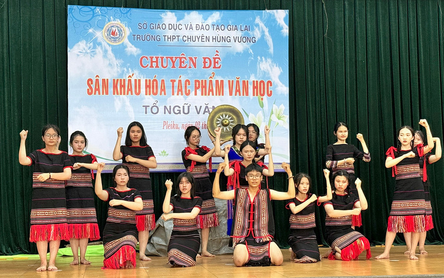 Lớp 10C1 chọn sân khấu hóa tác phẩm “Rừng xà nu” của nhà văn Nguyễn Trung Thành (ảnh ĐVCC).