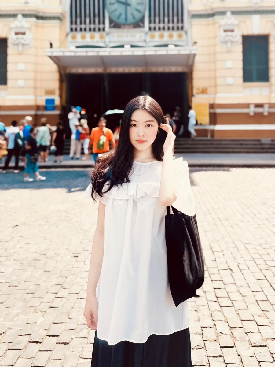 Những đường nét trên gương mặt Lọ Lem mang vẻ đẹp hài hòa, dịu dàng. Những đường nét trên gương mặt Lọ Lem mang vẻ đẹp hài hòa, dịu dàng.