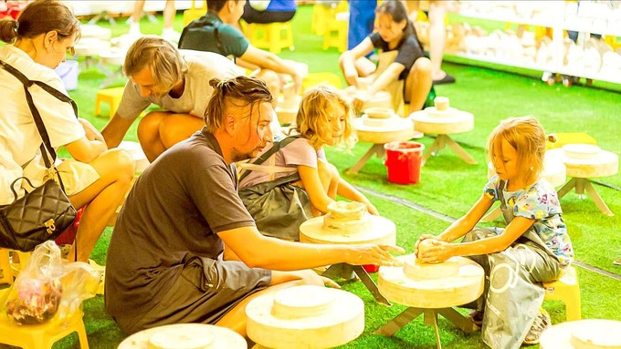 Đến trải nghiệm làm gốm tại làng nghề gốm Việt Đà Nẵng. Ảnh: XUÂN QUỲNH Đến trải nghiệm làm gốm tại làng nghề gốm Việt Đà Nẵng. Ảnh: XUÂN QUỲNH