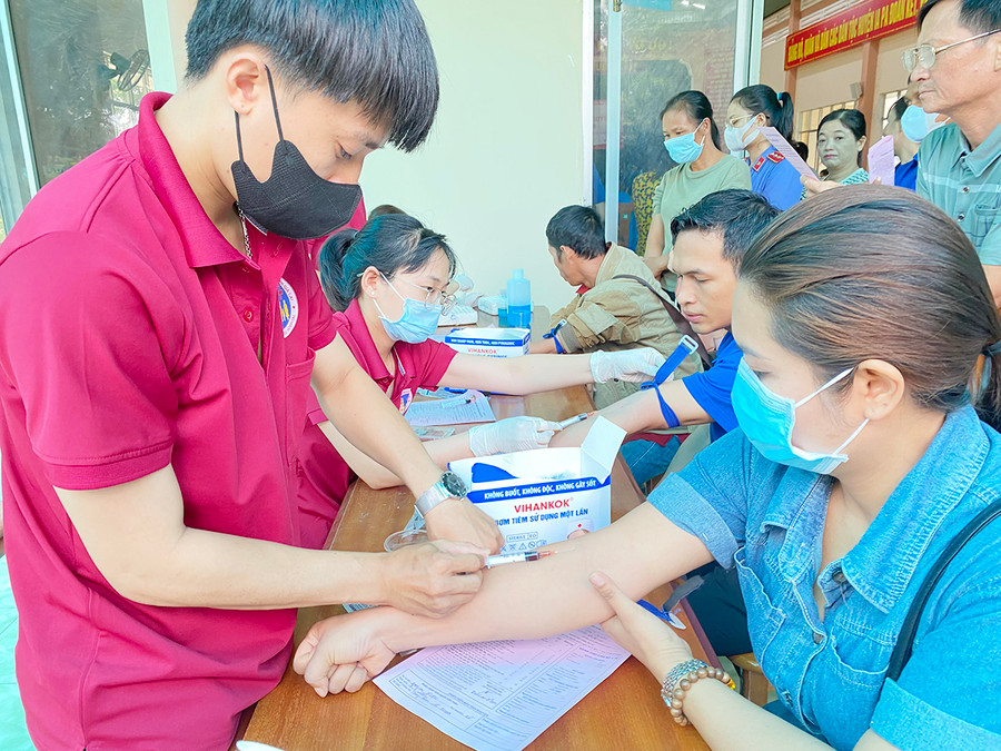Đông đảo cán bộ, công chức, người lao động huyện Ia Pa tham gia hiến máu tình nguyện đợt 2 năm 2023. Ảnh: Mai Linh Đông đảo cán bộ, công chức, người lao động huyện Ia Pa tham gia hiến máu tình nguyện đợt 2 năm 2023. Ảnh: Mai Linh