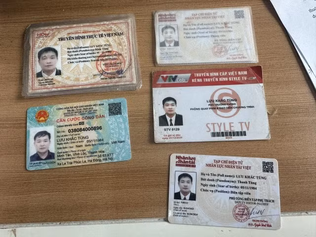 Cơ quan công an thu giữ nhiều thẻ phóng viên, biên tập viên. Ảnh: Công an cung cấp