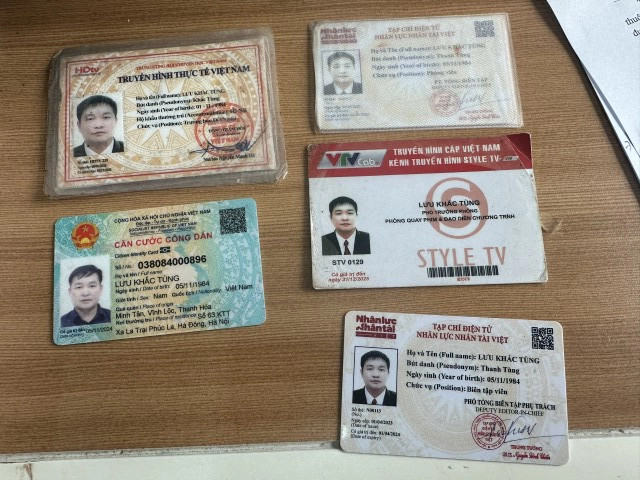 Cơ quan công an thu giữ nhiều thẻ phóng viên, biên tập viên. Ảnh: Công an cung cấp