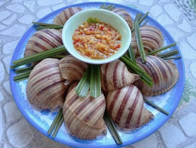 Ốc giấm chấm mắm gừng. Ảnh: NMT