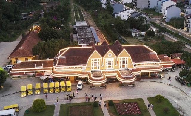 Nhiều ý kiến cho rằng cần phải có lộ trình tăng giá vé Nhiều ý kiến cho rằng cần phải có lộ trình tăng giá vé