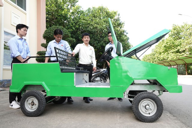 Sinh viên miền Tây chế tạo ô tô điện nhiều tiện ích - Ảnh 1. Nhóm sinh viên sáng chế ô tô điện có giá thành chỉ gần 30 triệu đồng. Ảnh: DUY TÂN