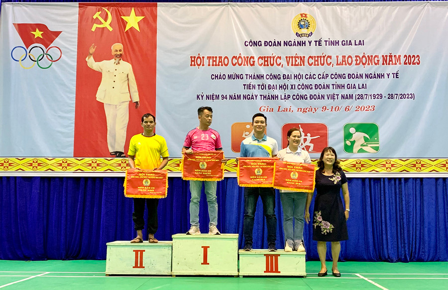 Ban tổ chức trao giải môn kéo co, trong đó, Bệnh viện Nhi Gia Lai đạt giải nhất. Ảnh: Như Nguyện