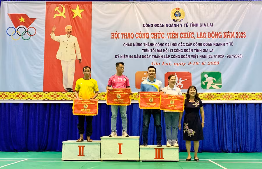 Ban tổ chức trao giải môn kéo co, trong đó, Bệnh viện Nhi Gia Lai đạt giải nhất. Ảnh: Như Nguyện