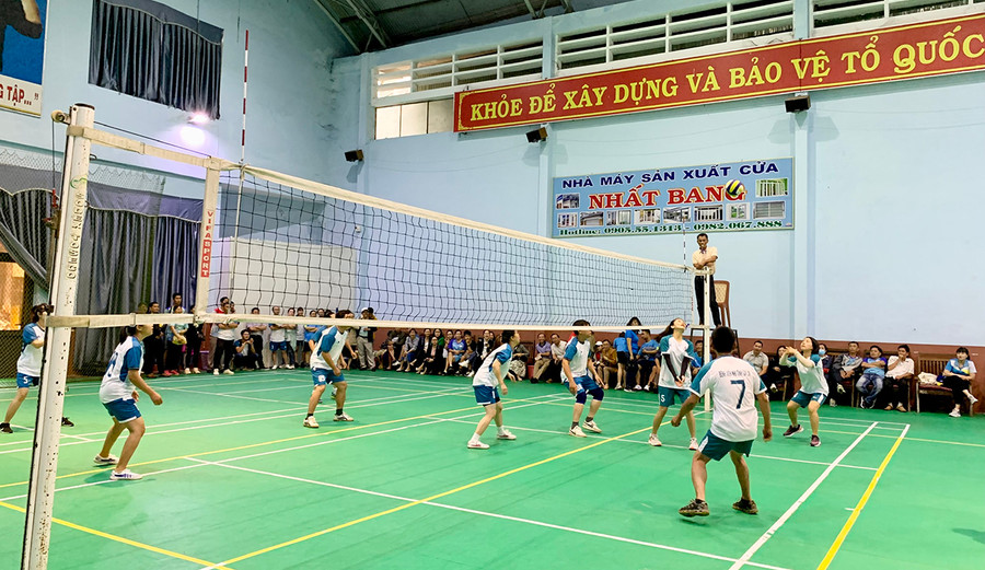 Các trận đấu bóng chuyền nam nữ phối hợp diễn ra sôi nổi, kịch tính, thu hút sự cổ vũ của đông đảo người hâm mộ. Ảnh: N.N