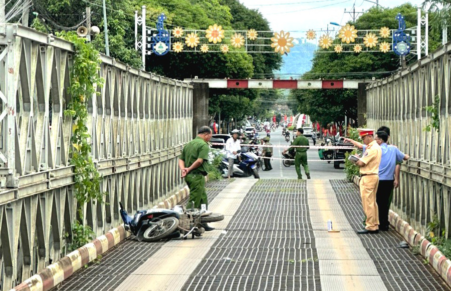 Cơ quan công an khám nghiệm hiện trường vụ việc tại cầu sắt huyện Đạ Tẻh