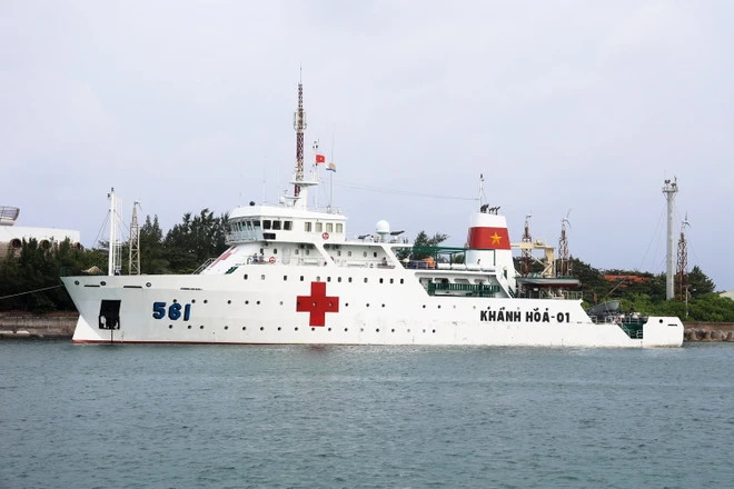 Tàu 561 (Lữ đoàn 955, Vùng 4 Hải quân) cập đảo Trường Sa. (Ảnh: Hồng Đạt/TTXVN)