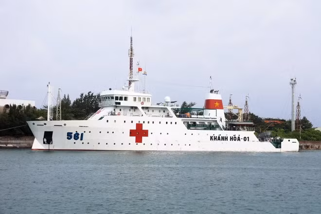 Tàu 561 (Lữ đoàn 955, Vùng 4 Hải quân) cập đảo Trường Sa. (Ảnh: Hồng Đạt/TTXVN)