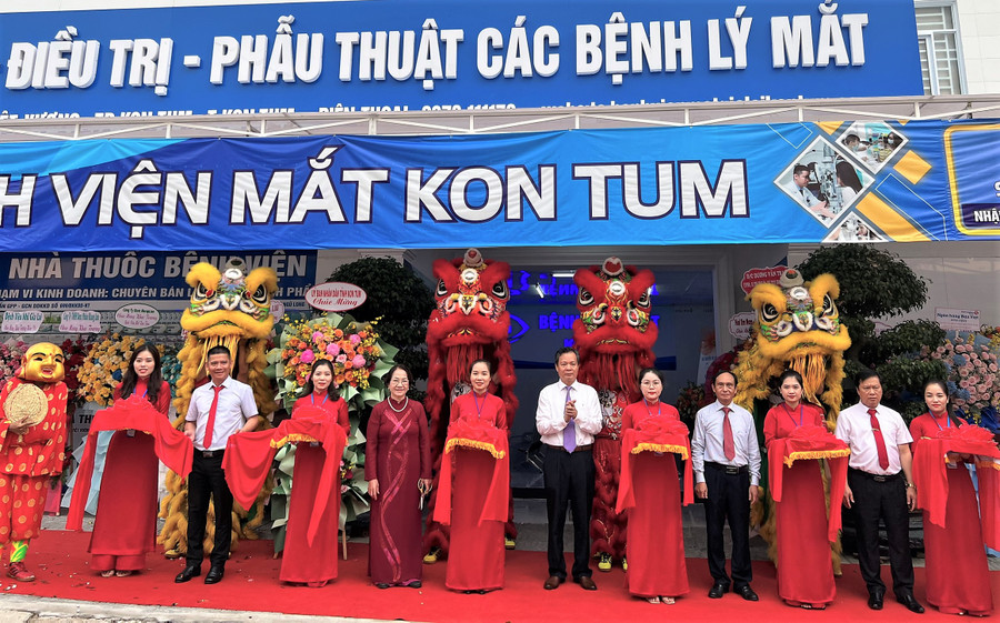 Cắt băng khai trương Bệnh viện Mắt Kon Tum. Ảnh: TH