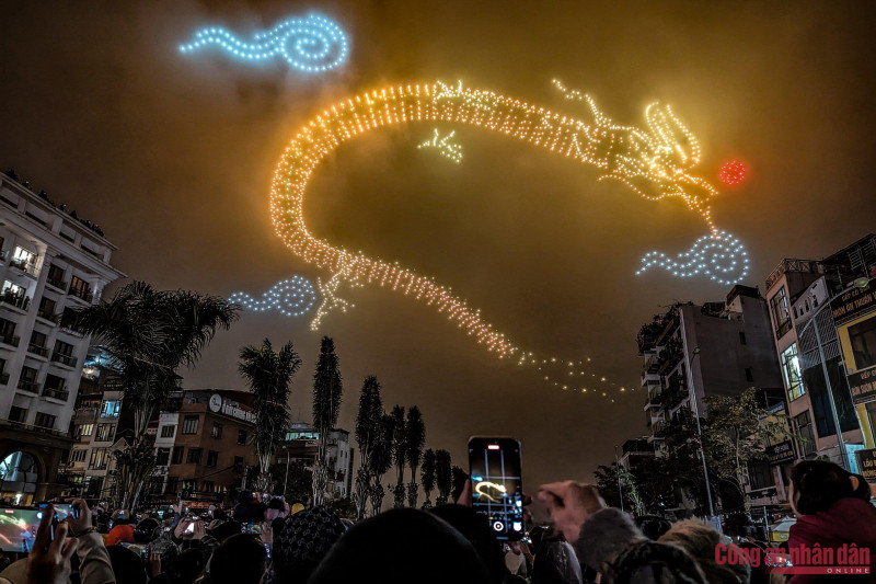 Tại Hà Nội (Việt Nam), đêm nay sẽ diễn ra Lễ hội ánh sáng nghệ thuật Hà Nội - Rực rỡ Thăng Long với chủ đề "Một ngày Kinh đô - Ngàn năm lịch sử". Đây là chương trình nghệ thuật sắp đặt bằng thiết bị bay không người lái (drone) gồm 11 tác phẩm là những câu chuyện kể về Hà Nội qua sự kết hợp của ánh sáng và âm nhạc. Trong ảnh là hình rồng được tạo bởi các drone phát sáng trên bầu trời. Ảnh: Phong Sơn Tại Hà Nội (Việt Nam), đêm nay sẽ diễn ra Lễ hội ánh sáng nghệ thuật Hà Nội - Rực rỡ Thăng Long với chủ đề "Một ngày Kinh đô - Ngàn năm lịch sử". Đây là chương trình nghệ thuật sắp đặt bằng thiết bị bay không người lái (drone) gồm 11 tác phẩm là những câu chuyện kể về Hà Nội qua sự kết hợp của ánh sáng và âm nhạc. Trong ảnh là hình rồng được tạo bởi các drone phát sáng trên bầu trời. Ảnh: Phong Sơn