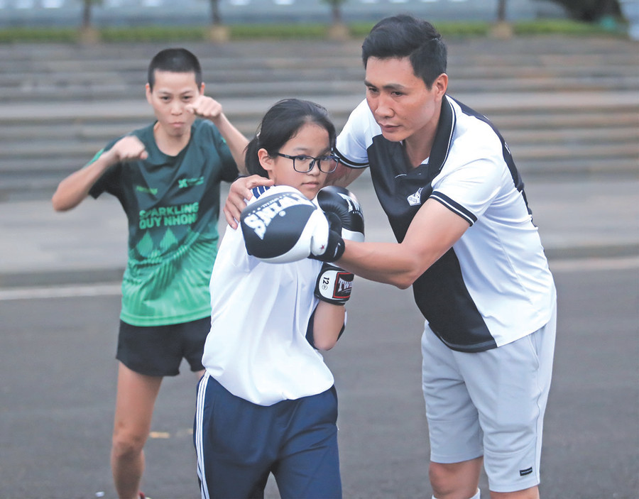 Huấn luyện viên Thái Văn Lâm hướng dẫn học viên động tác kỹ thuật cơ bản của môn Boxing. Ảnh: L.V.N Huấn luyện viên Thái Văn Lâm hướng dẫn học viên động tác kỹ thuật cơ bản của môn Boxing. Ảnh: L.V.N