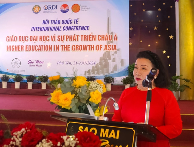 TS Lý Thị Mai, Giám đốc Trung tâm tâm lý học ứng dụng TP.HCM, trình bày tham luận. Ảnh TRẦN BÍCH NGÂN TS Lý Thị Mai, Giám đốc Trung tâm tâm lý học ứng dụng TP.HCM, trình bày tham luận. Ảnh TRẦN BÍCH NGÂN