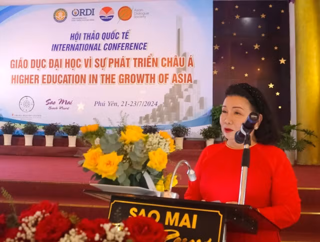 TS Lý Thị Mai, Giám đốc Trung tâm tâm lý học ứng dụng TP.HCM, trình bày tham luận. Ảnh TRẦN BÍCH NGÂN TS Lý Thị Mai, Giám đốc Trung tâm tâm lý học ứng dụng TP.HCM, trình bày tham luận. Ảnh TRẦN BÍCH NGÂN