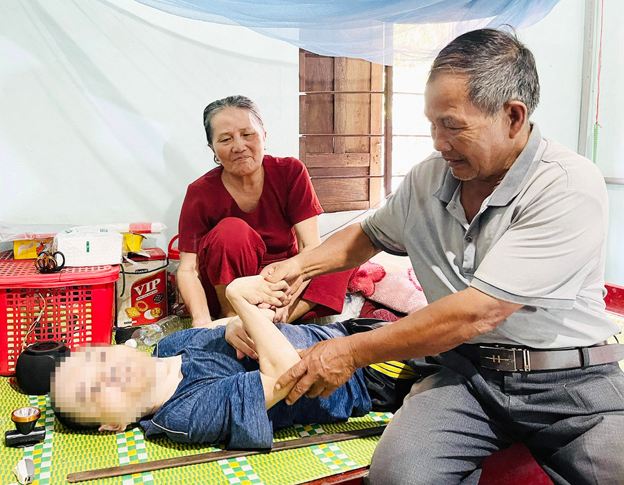 Hàng ngày, vợ chồng ông Lê Tấn Dũng phải lo từng miếng ăn, giấc ngủ cho người con trai đã bước sang tuổi 45. Ảnh: M.K Hàng ngày, vợ chồng ông Lê Tấn Dũng phải lo từng miếng ăn, giấc ngủ cho người con trai đã bước sang tuổi 45. Ảnh: M.K