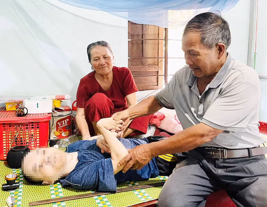 Hàng ngày, vợ chồng ông Lê Tấn Dũng phải lo từng miếng ăn, giấc ngủ cho người con trai đã bước sang tuổi 45. Ảnh: M.K